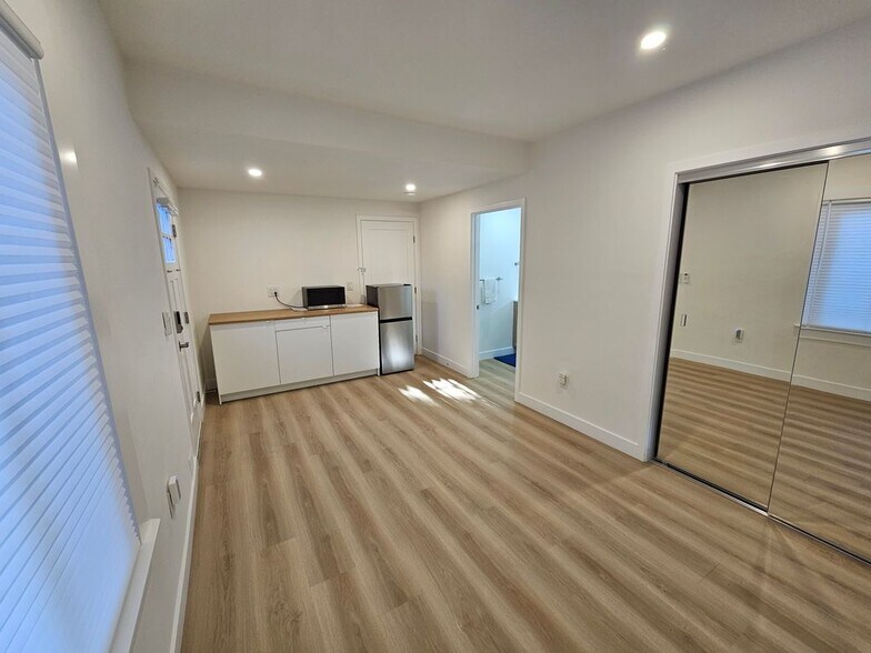 Building Photo - 533 N St Andrews Pl
