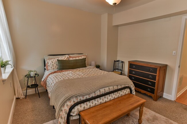 Building Photo - Beautiful 3 Bedroom on Vine St