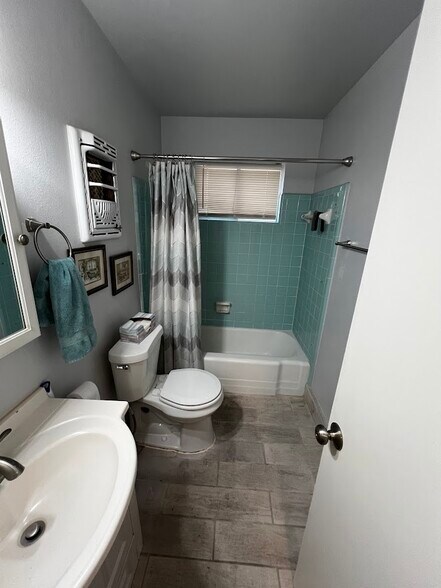 Building Photo - 205 Emerald Ln