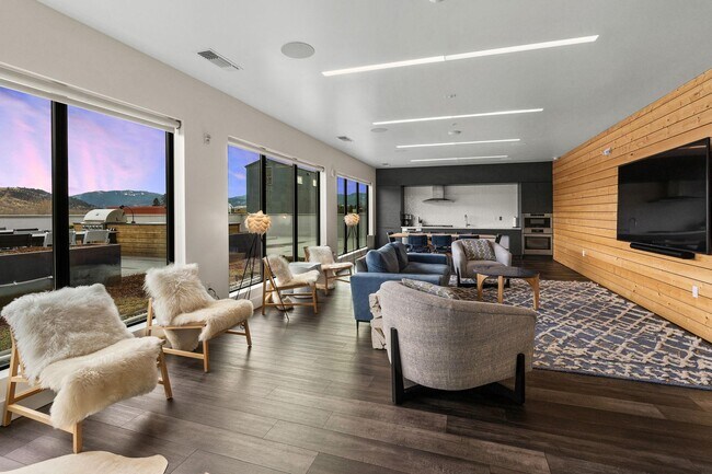 Building Photo - 221 E Oak St