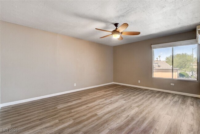Building Photo - 1544 Hialeah Dr