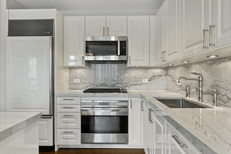 Building Photo - 10 E Delaware Pl