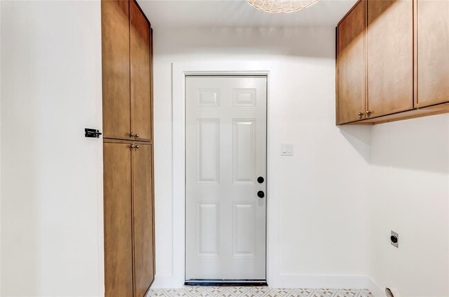 Building Photo - 4827 Gerona Dr