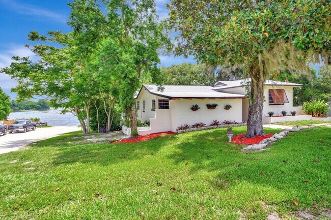 Building Photo - Bluelake Unit 3