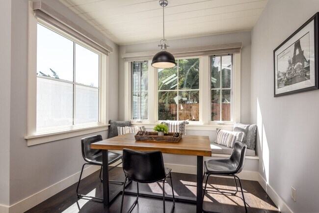 Building Photo - Furnished Downtown Palo Alto Modern Home with Timeless Design