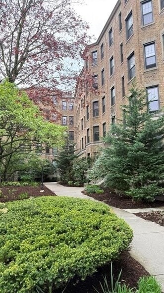 Primary Photo - 120 Riverway