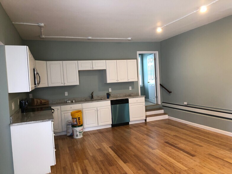 Building Photo - 8 Maple St