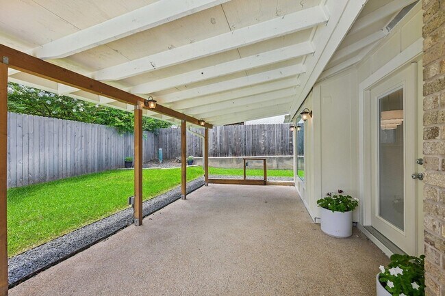 Building Photo - 2717 Charlesworth Dr