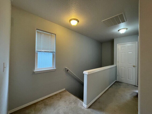 Building Photo - Charming 3 Bd, 2.5 Ba Pet-Friendly Home in Hillsboro ~ Washer & Dryer Included, Single-Car Garage...