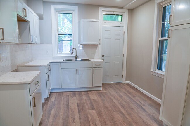 Building Photo - 4 Bedroom on Penn - Section 8 Approved