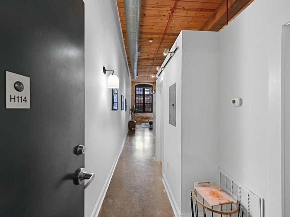 Building Photo - 170 Boulevard SE