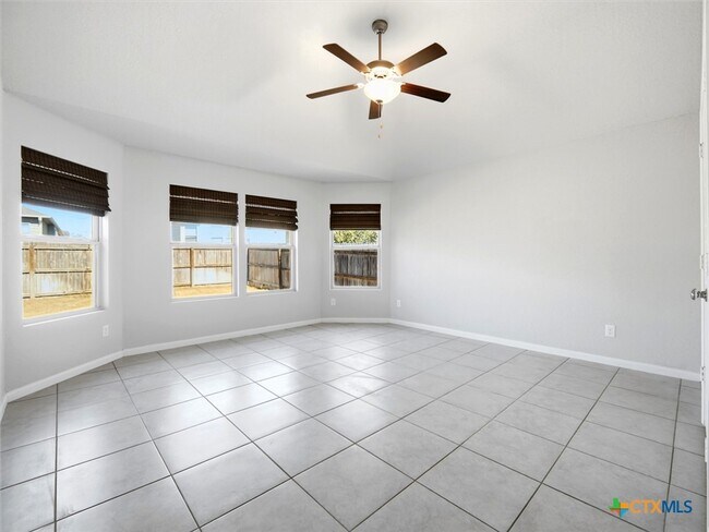 Building Photo - 1132 Amber Lk