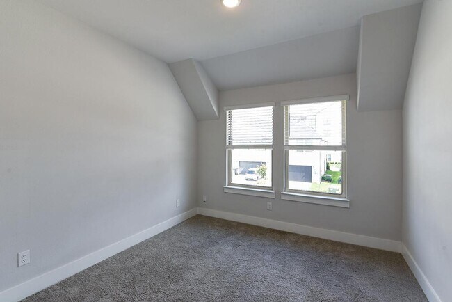 Building Photo - 817 Crystal Oak Ln
