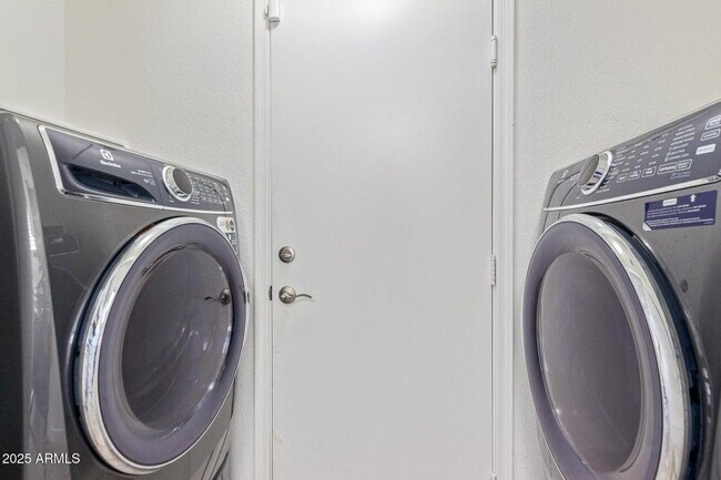 Building Photo - 1534 S Danielson Way