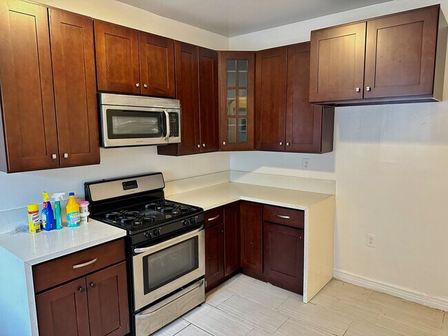 Building Photo - 1053 Dundas St