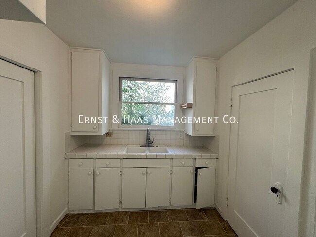 Building Photo - 528.5 N Kenmore Ave