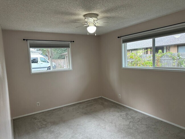 Building Photo - Beautiful 3 bedroom 2 bath house in Thurston!
