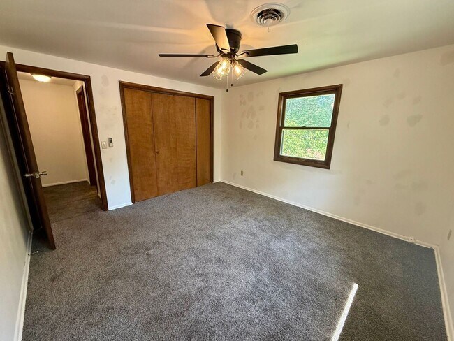 Building Photo - 901-903 W Adler Rd