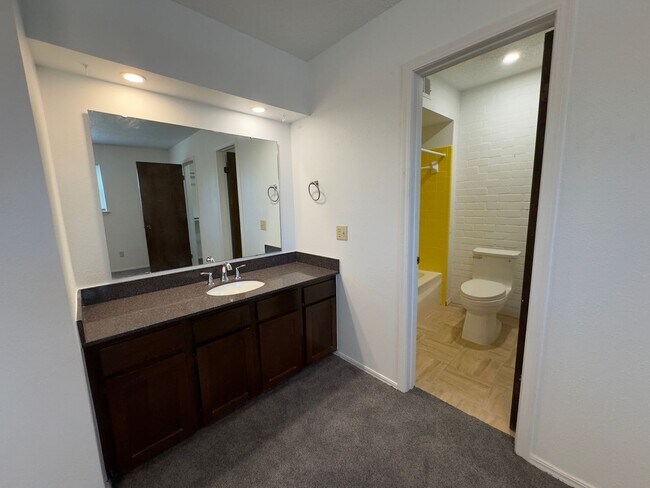 Building Photo - $500 OFF MOVE IN SPECIAL | Cozy Townhome in Quail Creek 2/2.5/2 Car Garage