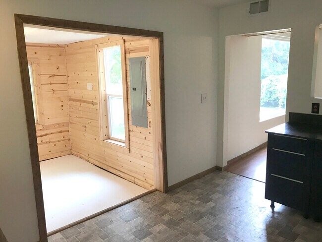 Building Photo - 1374 E Canal St