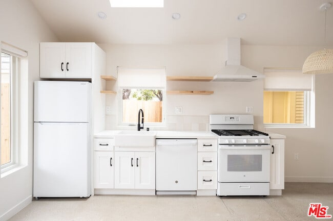 Building Photo - 4949 Sycamore Terrace