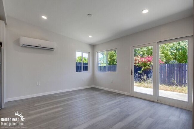 Building Photo - Remodeled 2Bdm 1Ba Apartment with Spacious...