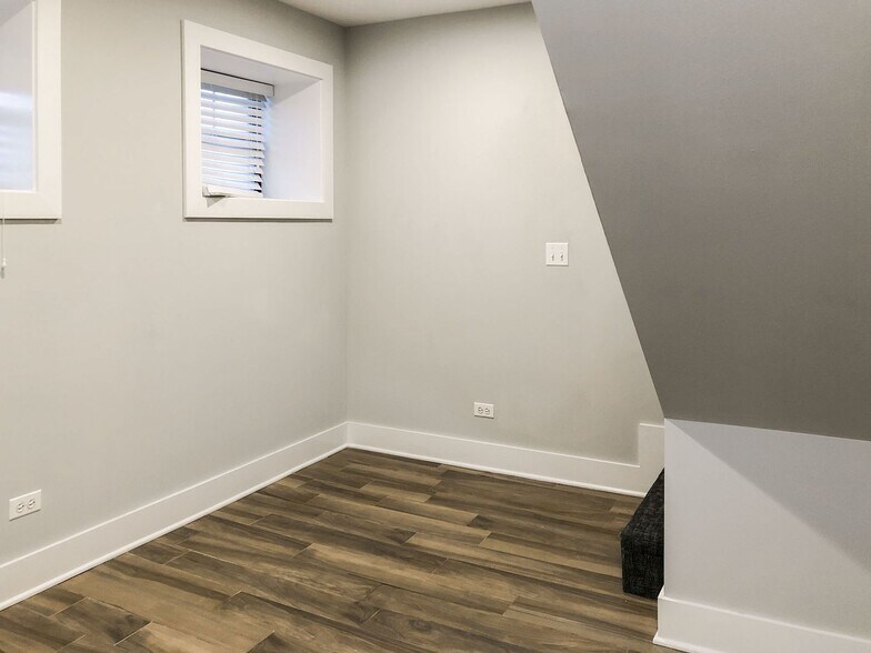 Building Photo - 1952 W Nelson St