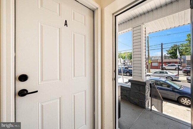 Building Photo - 441 S 61st St