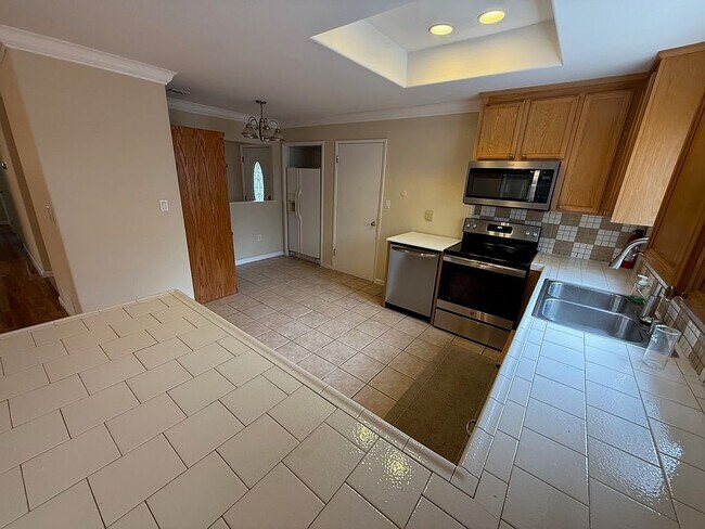 Building Photo - 106 Almanor Dr