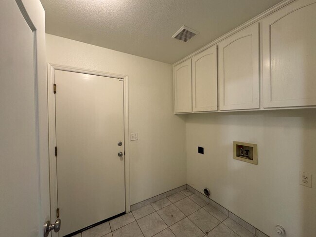 Building Photo - 1848 E Everglade Ave