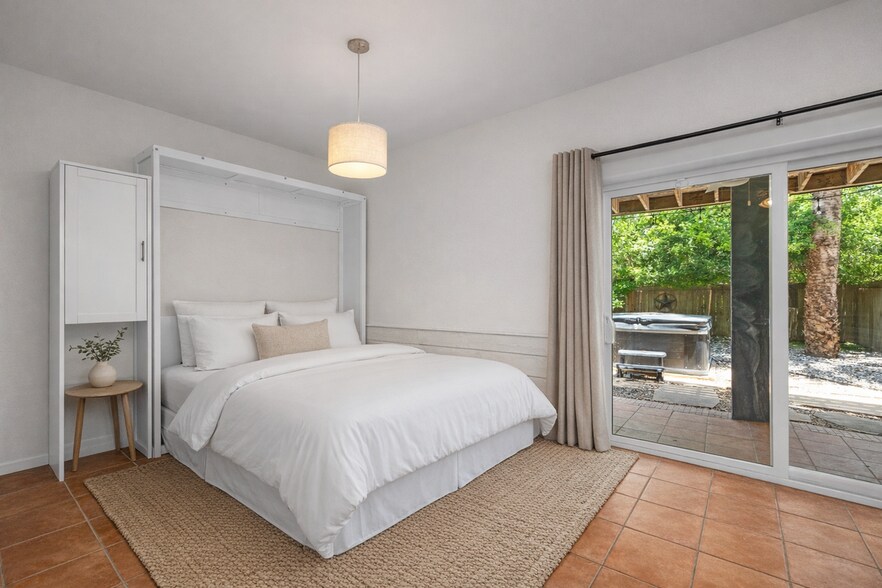 Building Photo - 1118 E Esperanza St