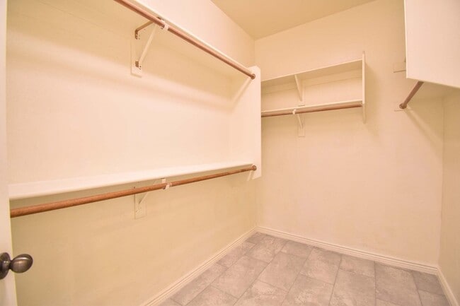 Building Photo - 21017 W Glen St