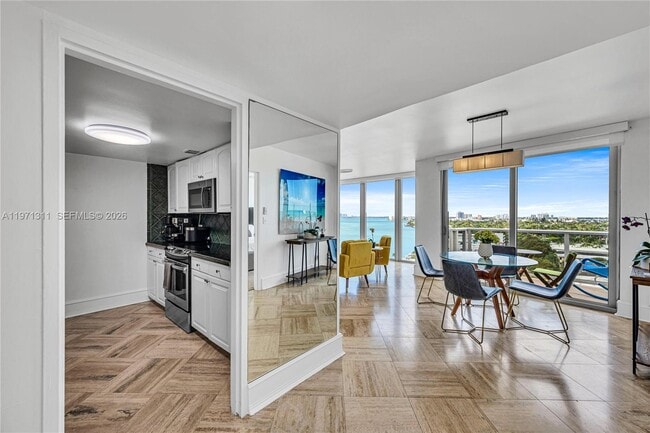 Building Photo - 900 Bay Dr