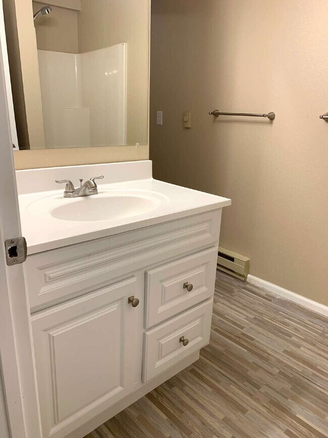 Building Photo - "Spacious 4-Bedroom Haven with 2 Full Baths in Prime Fort Collins Location!"
