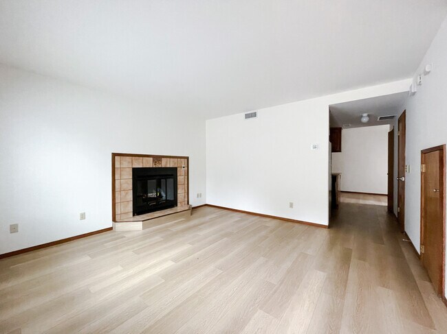 Building Photo - 2980 Sunridge Dr