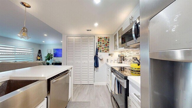 Building Photo - 6840 SW 45th Ln