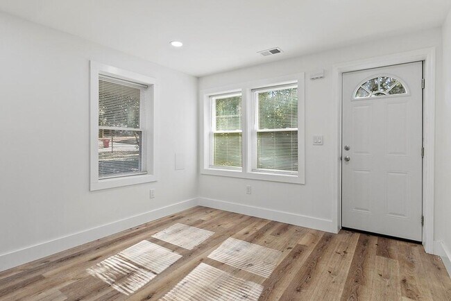 Building Photo - 3169 Westover Dr