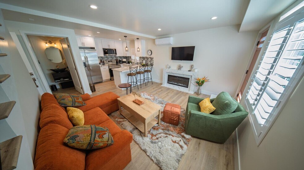 Building Photo - 1541 W 65th St