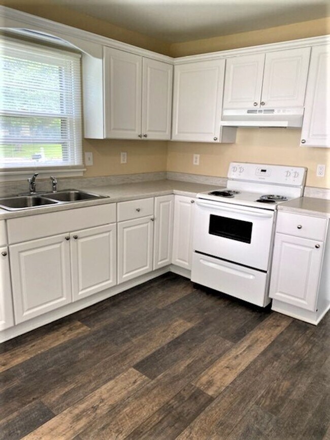 Building Photo - Move In Special!! 1/2 Off First Month's Re...