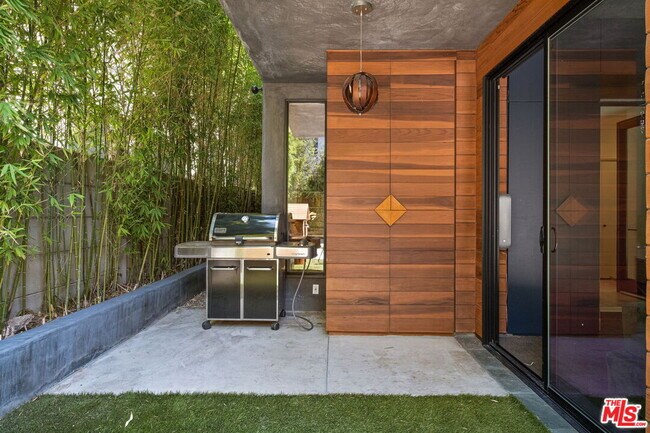 Building Photo - 835 Superba Ave