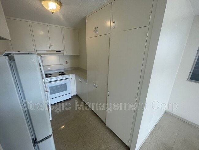 Building Photo - 1735 Young St