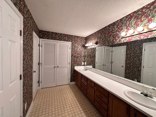 Building Photo - Exclusively Offered By Muse Realty Rentals...