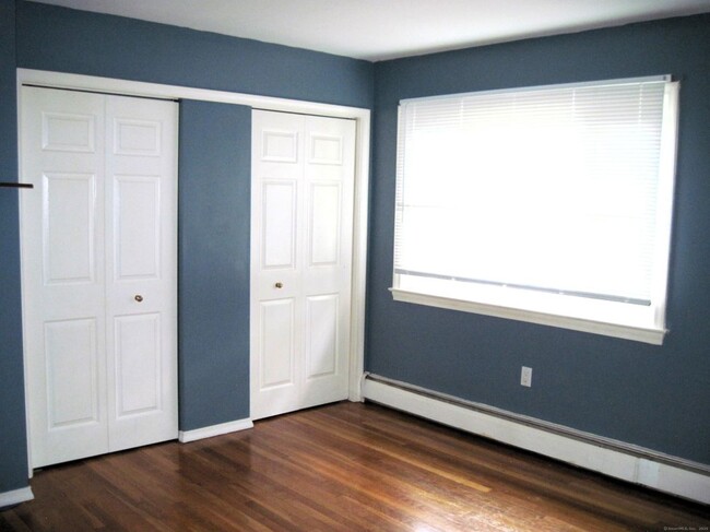 Building Photo - 11 Camelot Dr