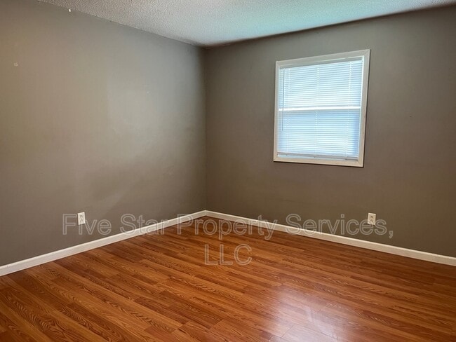 Building Photo - 205 W Allen St