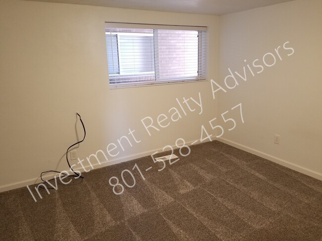 Building Photo - Renovated Apartment in Murray!