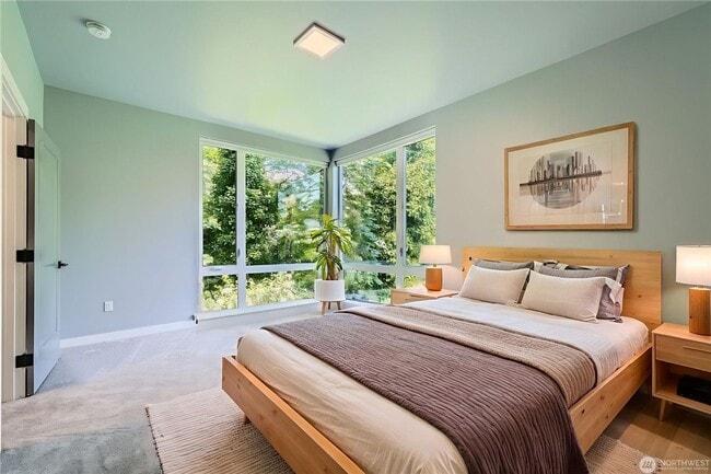 Building Photo - Spacious end-unit 3 bed townhome near Seat...