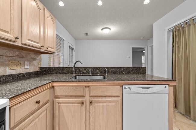 Building Photo - Spacious 3 Bedroom, 2 Bath with huge livin...