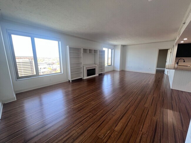 Building Photo - Downtown Grand Rapids condo overlooking th...