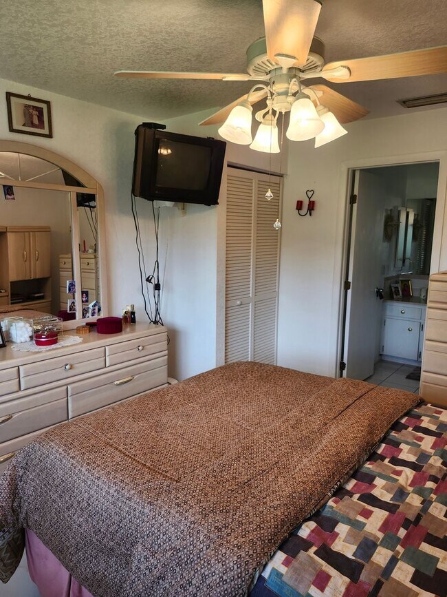 Building Photo - VERY NICE PORT CHARLOTTE HOME FOR ANNUAL RENT!