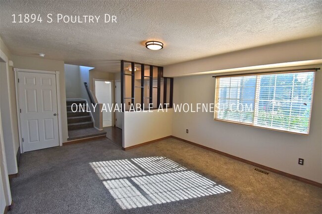 Building Photo - Beautiful 3 Bed Draper Top Floor Unit! No ...